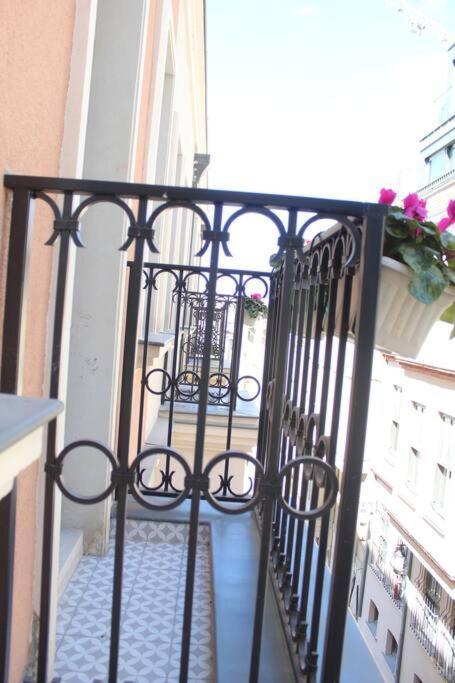 Sacred Serenity In Taksim Daire *